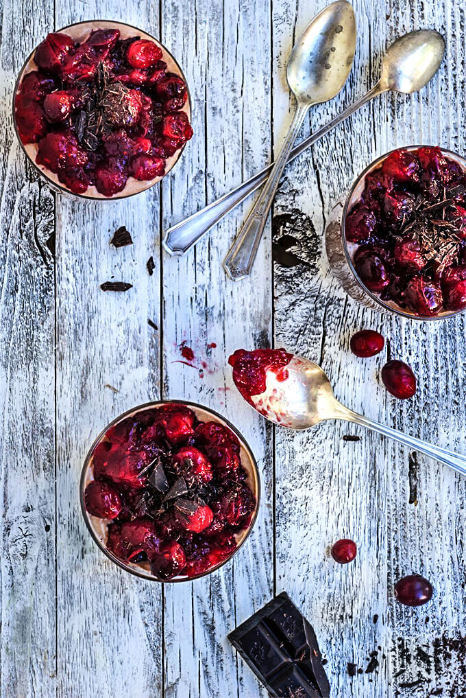 Chocolate cranberry breakfast parfait - a healthy breakfast full of protein and antioxidants, that tastes like a decadent dessert. Great recipe for the holidays! | www.viktoriastable.com