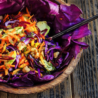 Fall superfood, detox salad - we love this delicious, filling and nutrient rich salad | www.viktoriastable.com