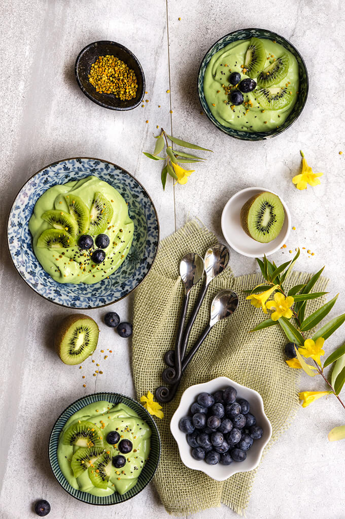 Green pina colada breakfast bowl - this tropical bliss in a bowl tastes like ice cream and is as healthy, as it's delicious | www.viktoriastable.com