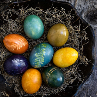 Naturally dyed Easter eggs - natural and safe, these rich, earthly colors, derived from fruits, veggies, and spices will blow your mind away! | www.viktoriastable.com