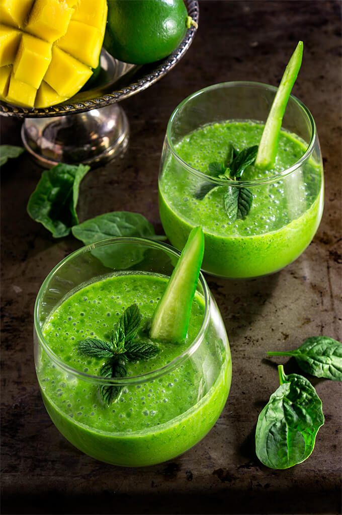 Skinny green smoothie - cucumber, lemon, and mint give this green smoothie a great fresh taste, mango makes it slightly sweet and creamy, and baby spinach provides all the green health benefits. | www.viktoriastable.com