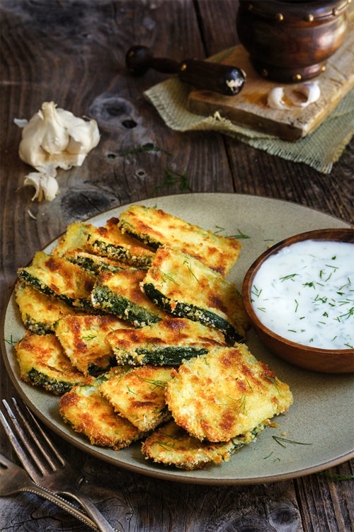 Oven-fried zucchini crisps with garlic yogurt dip - this is a fantastic summer finger food, quick and easy to make, and so delicious you need to triple the recipe! | www.viktoriastable.com