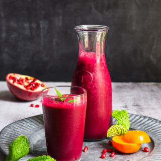 Pomegranate beet citrus smoothie - loaded with antioxicants, and vitamins, spiced with mint and ginger, this smoothie is as refreshing, as it is detoxifying and immune boosting. | www.viktoriastable.com