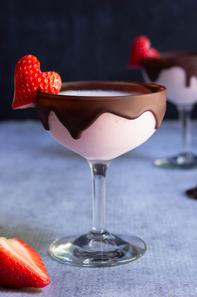 Chocolate strawberry martini - your favorite strawberries and chocolate combo gets a boozy lift in this dangerously delicious cocktail. | www.viktoriastable.com