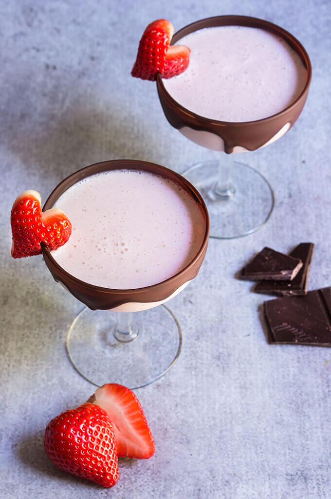 Chocolate strawberry martini - your favorite strawberries and chocolate combo gets a boozy lift in this dangerously delicious cocktail. | www.viktoriastable.com