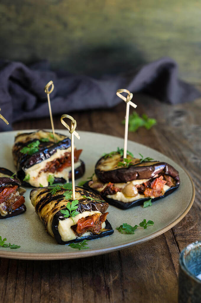  Eggplant hummus wraps with smoky tomato confit - loaded with creamy hummus, roasted smoky tomatoes, and chopped kalamata olives, these wraps taste amazing, and are the perfect summer meal or appetizer. | www.viktoriastable.com