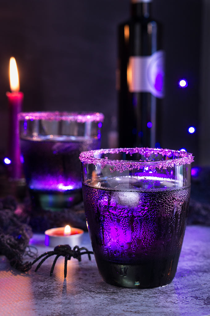 Purple Moscow mule - floral aroma, spicy fruit flavors, and a whimsical purple color, make this drink the ideal Halloween cocktail. | www.viktoriastable.com