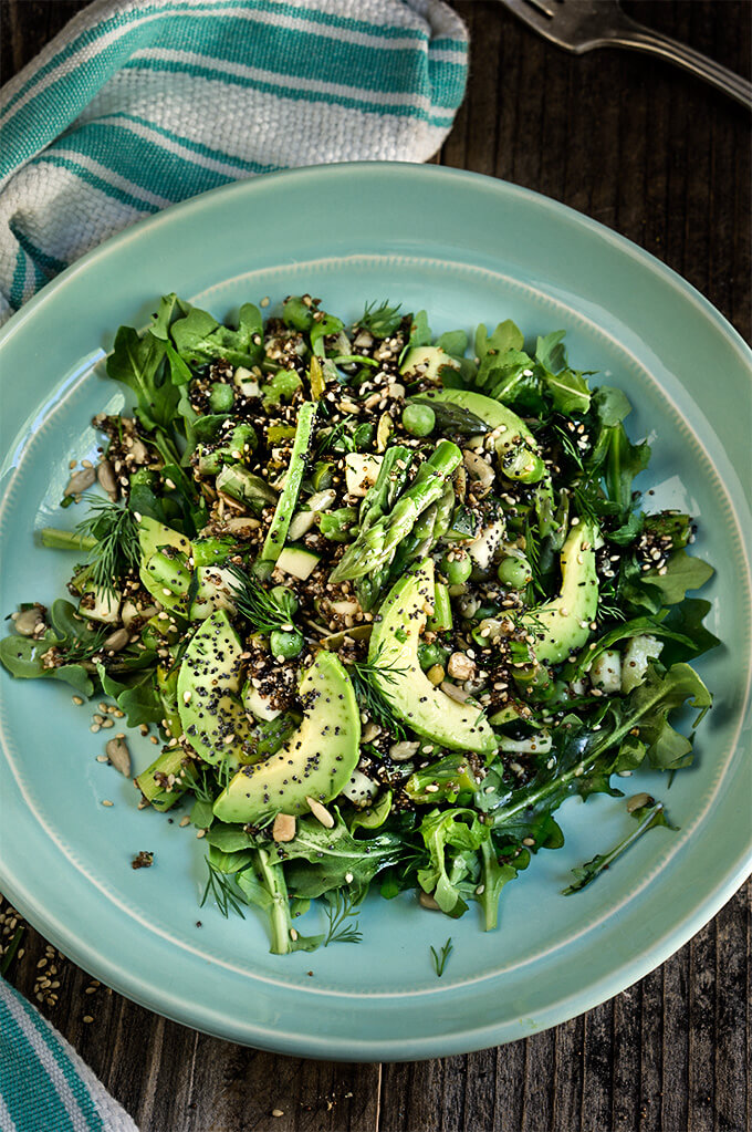 Seeds and greens kaniwa salad - this salad is all about the texture and fresh spring flavors - featuring 6 different seeds, including the superstar kaniwa seed, and crunchy green veggies, it's delicious and super nutritious. | www.viktoriastable.com