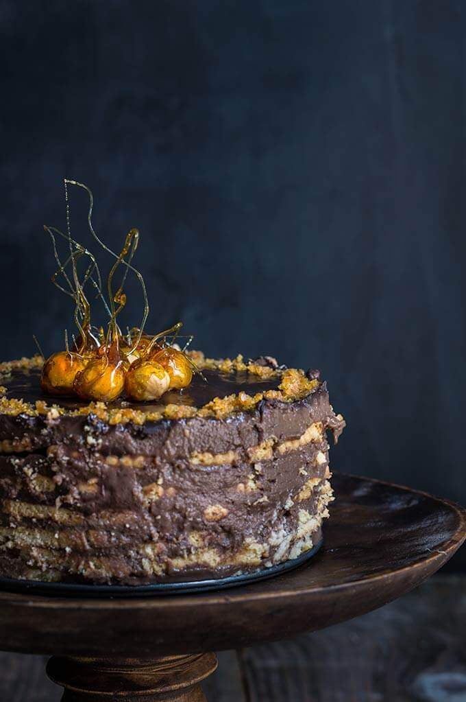 No-bake vanilla chocolate cake - delicious, elegant and super easy to make, with layers of tea biscuits, chocolate pastry cream, and candied hazelnuts for extra flavor and decoration. | www.viktoriastable.com